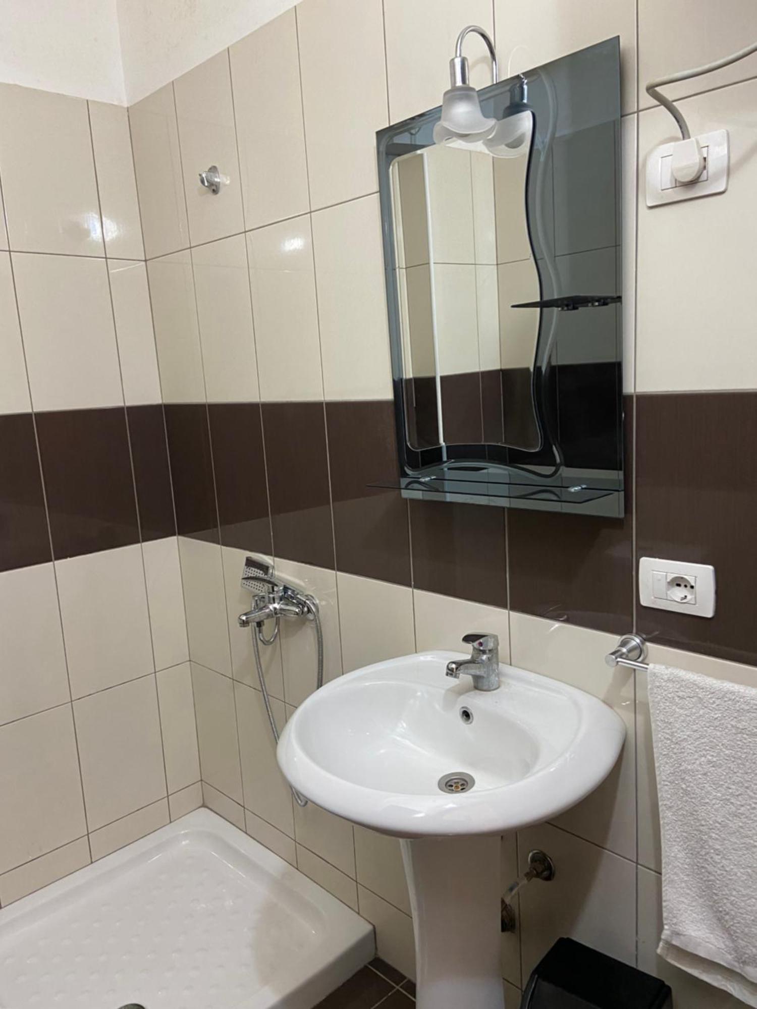 Ari Apartaments Vlorë Esterno foto