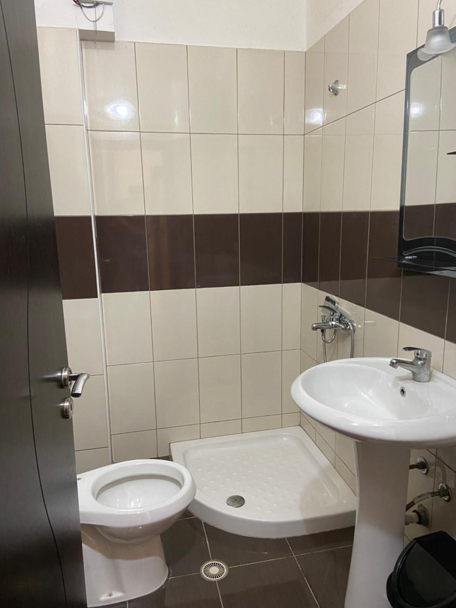 Ari Apartaments Vlorë Esterno foto